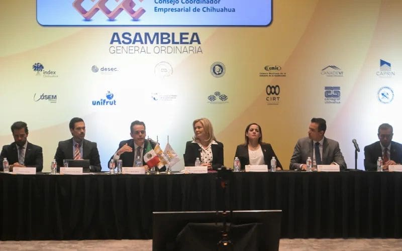 Asiste Maru Campos a la toma de protesta de la nueva directiva del CCE Chihuahua