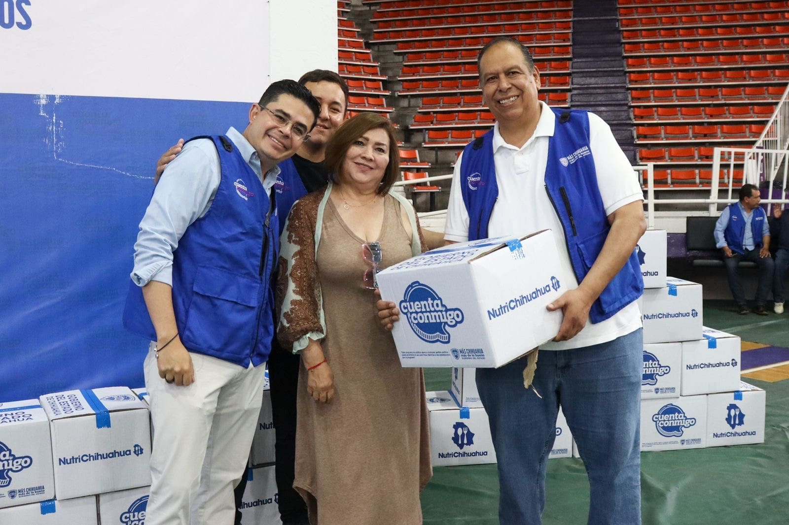 Entrega Rafa Loera despensas a adultos mayores como parte de programa NutriChihuahua