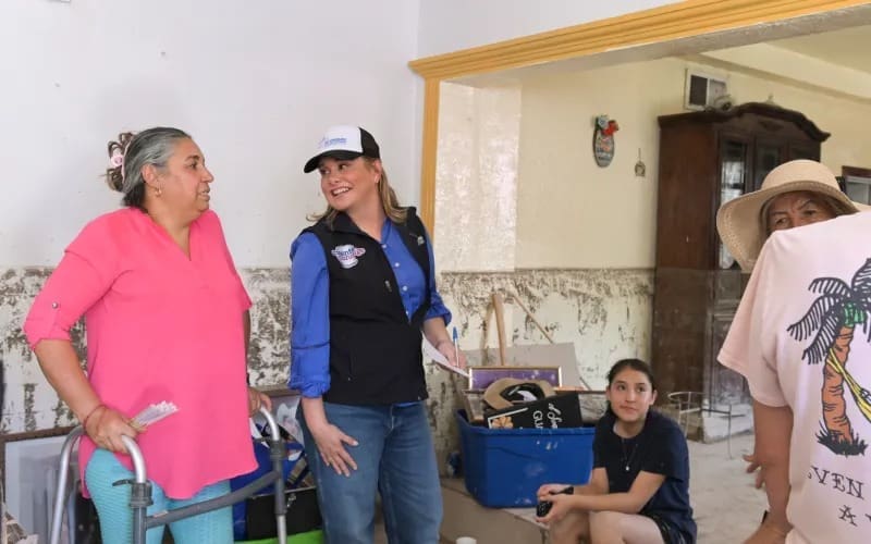 Recorrió Gobernadora colonias afectadas por inundaciones en Juárez