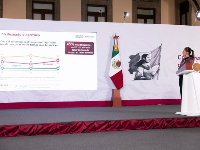 Consultarán a maestros sobre regulación del uso de celulares en escuelas