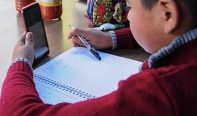 SEP prepara regulación nacional para limitar uso de celulares en las escuelas