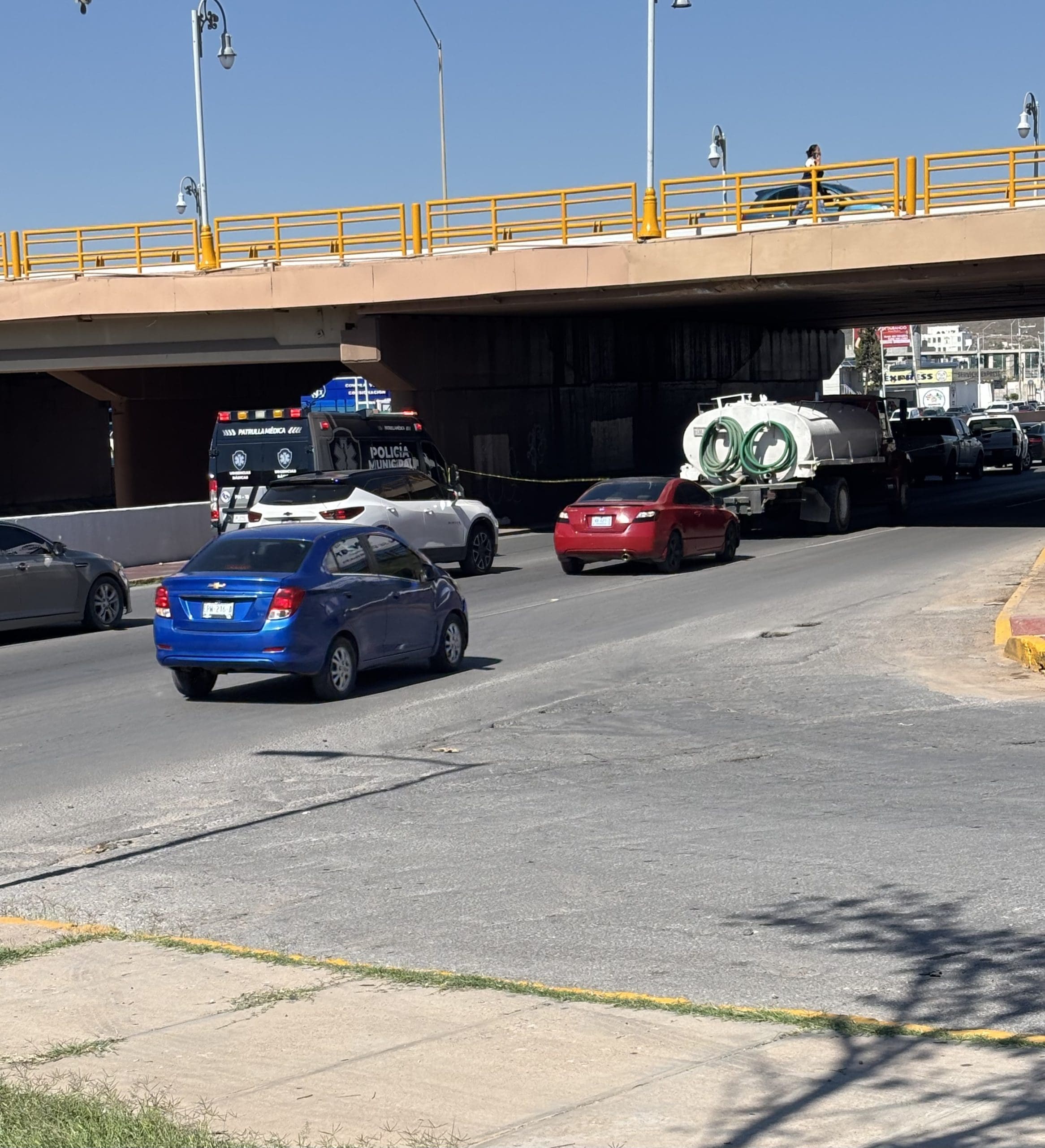 Fallece mujer tras caer de puente en avenida Universidad y Canal