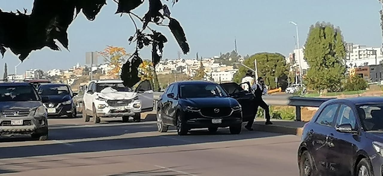 Caos vehicular en la Teófilo Borunda por fuerte choque