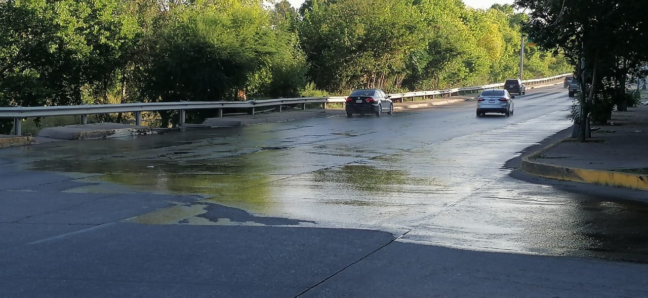 Denuncian fuga de aguas negras y fuerte encharcamiento en Teófilo Borunda