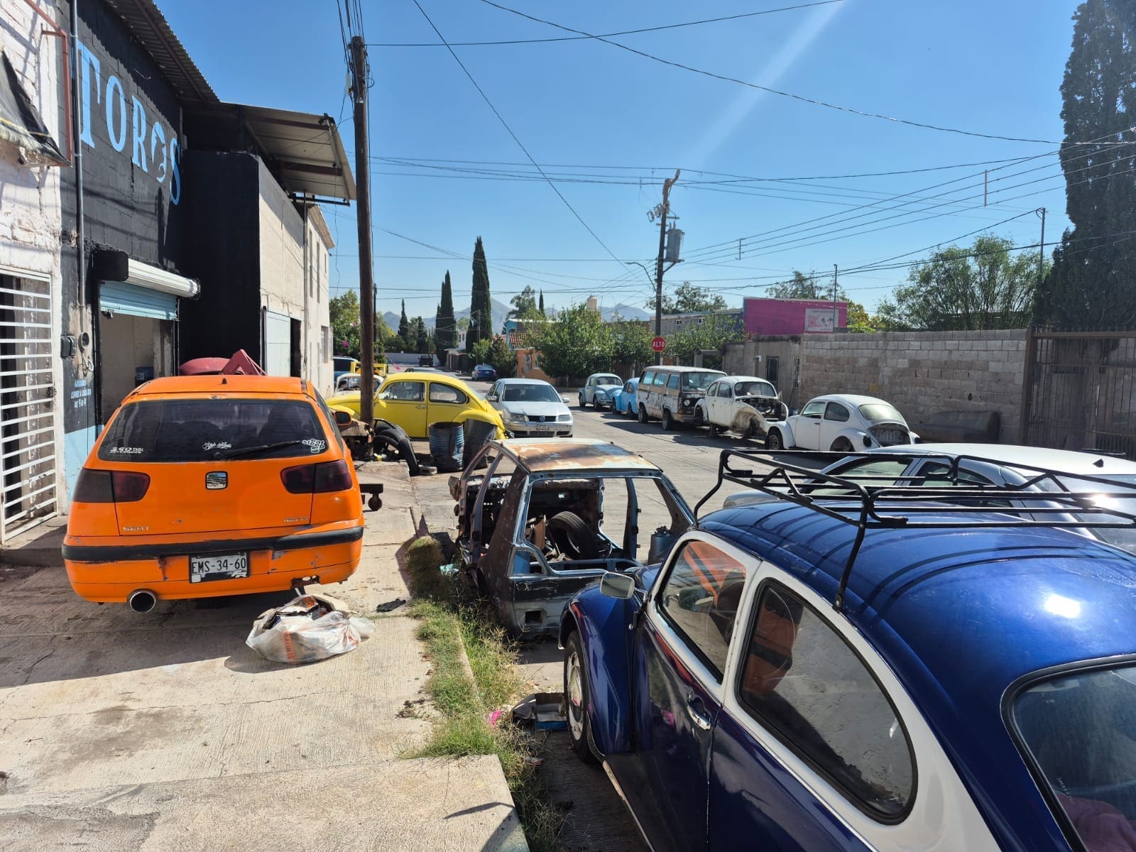 Taller mecánico invade calle y banqueta en colonia Revolución; vecinos exigen intervención