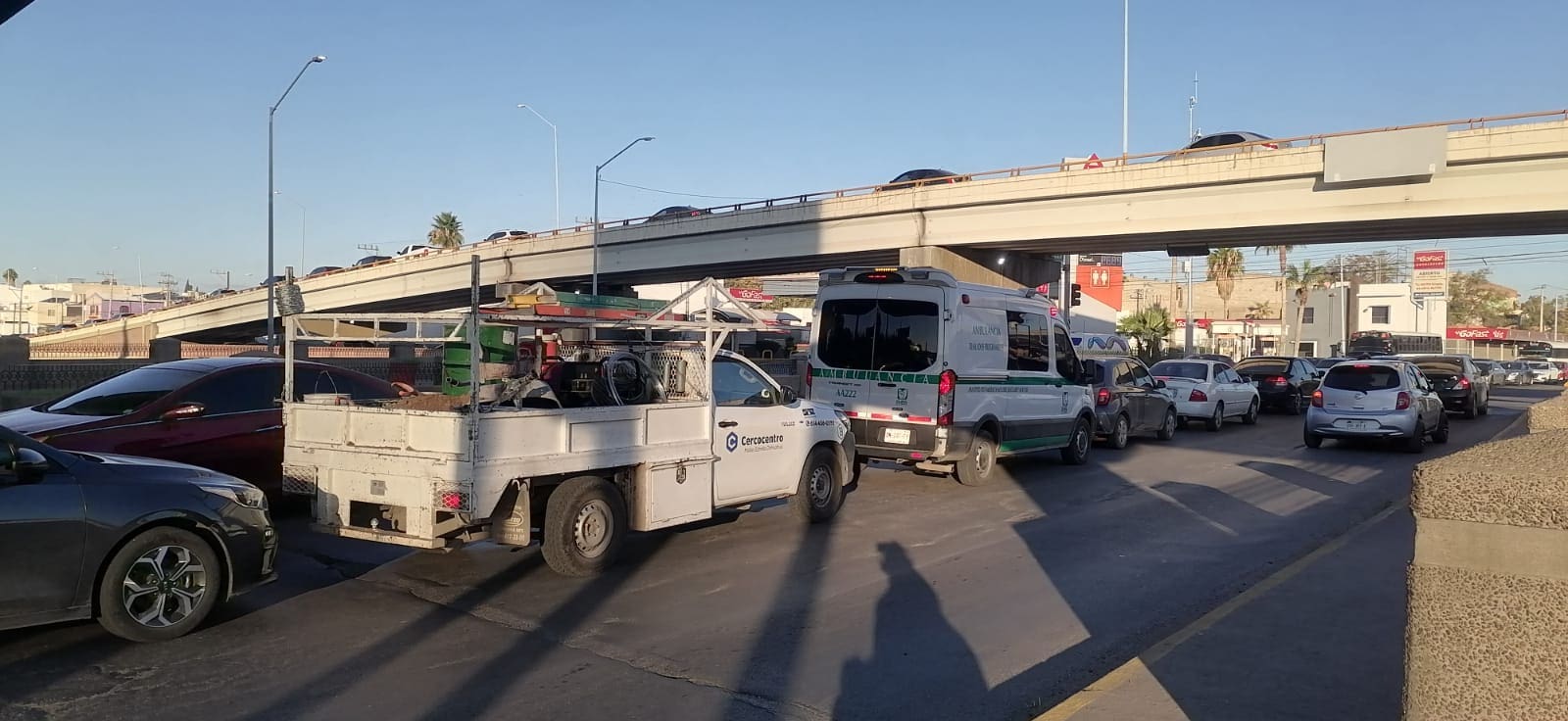 Caos vial en el bajo puente de Teófilo Borunda y avenida Pacheco por semáforos descompuestos