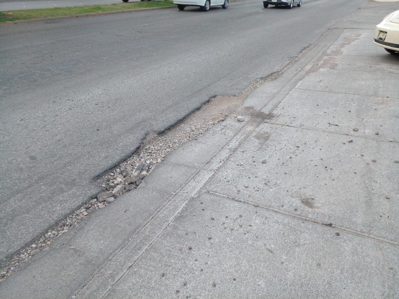 Reportan enorme bache en cruce de Colegio Militar y Pasionarias