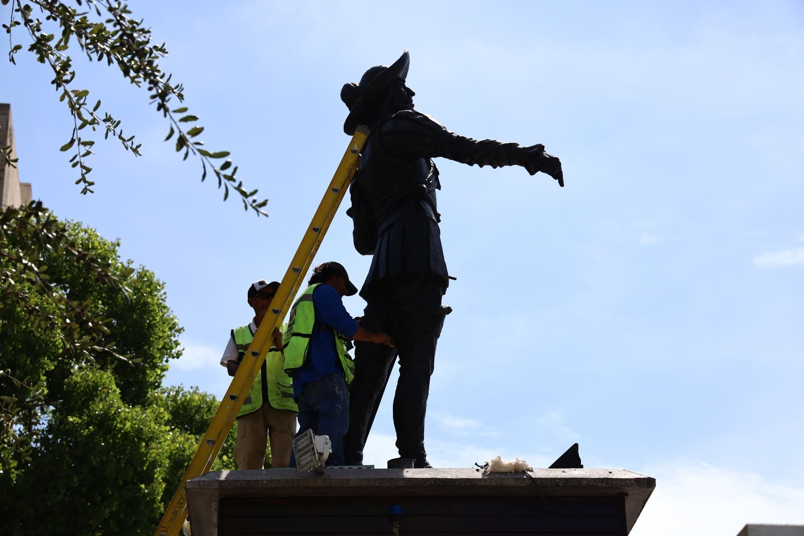 Dan mantenimiento a monumento de Deza y Ulloa para el 12 de octubre
