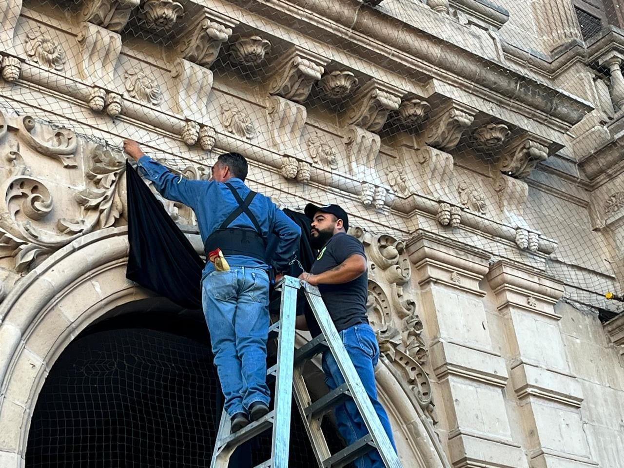 Instalan moño negro en Palacio por Víctor Cruz Russek