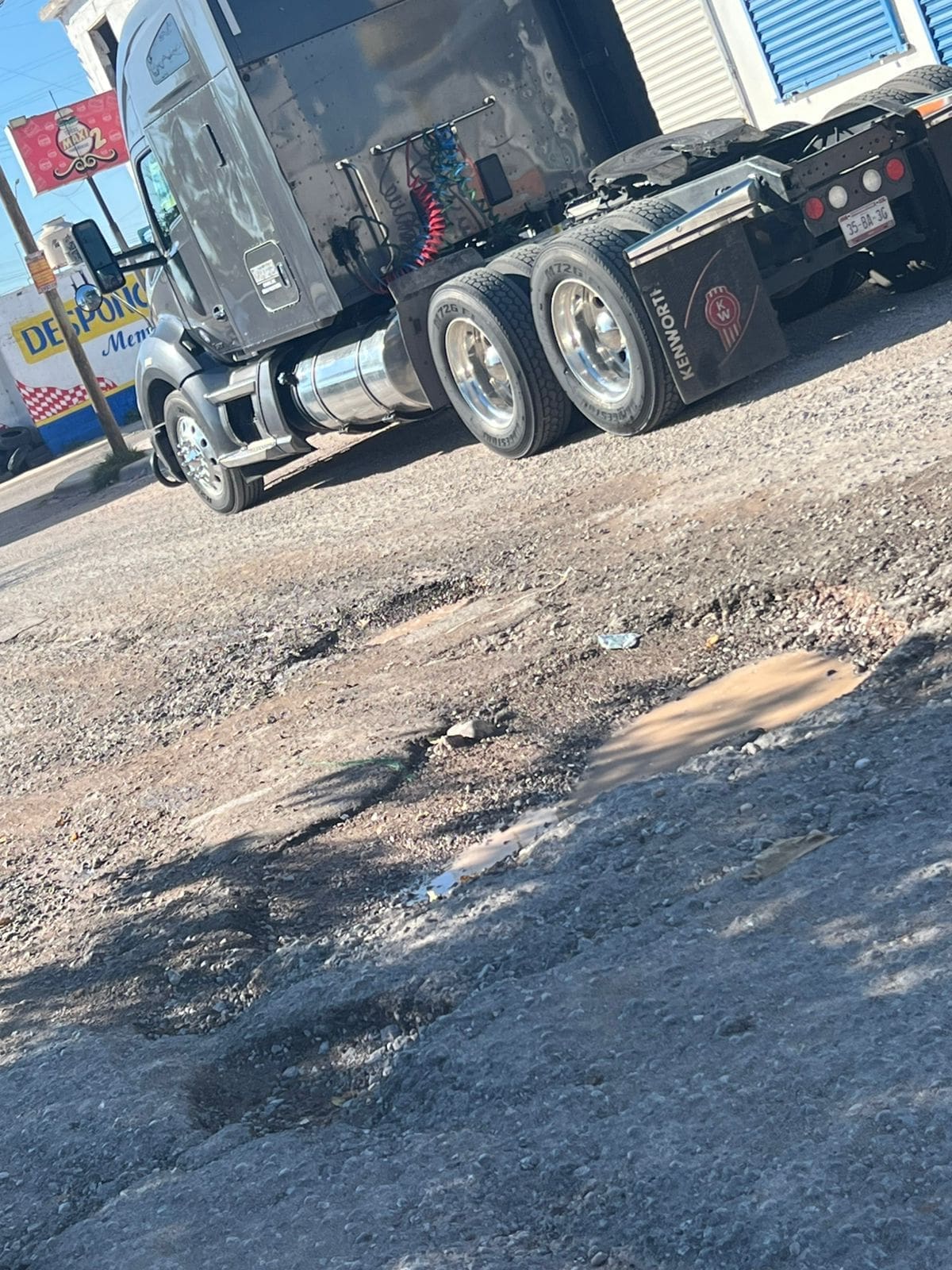 Vecinos denuncian enorme socavón en Vistas del Norte: varios vehículos dañados
