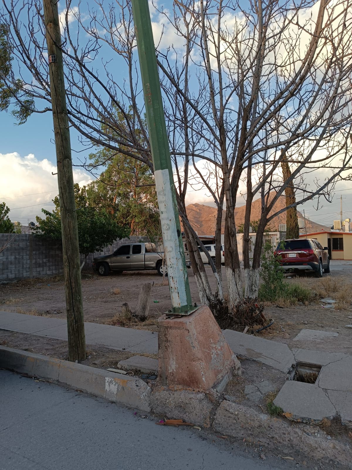 Vecinos denuncian poste a punto de colapsar en fraccionamiento Santo Tomás