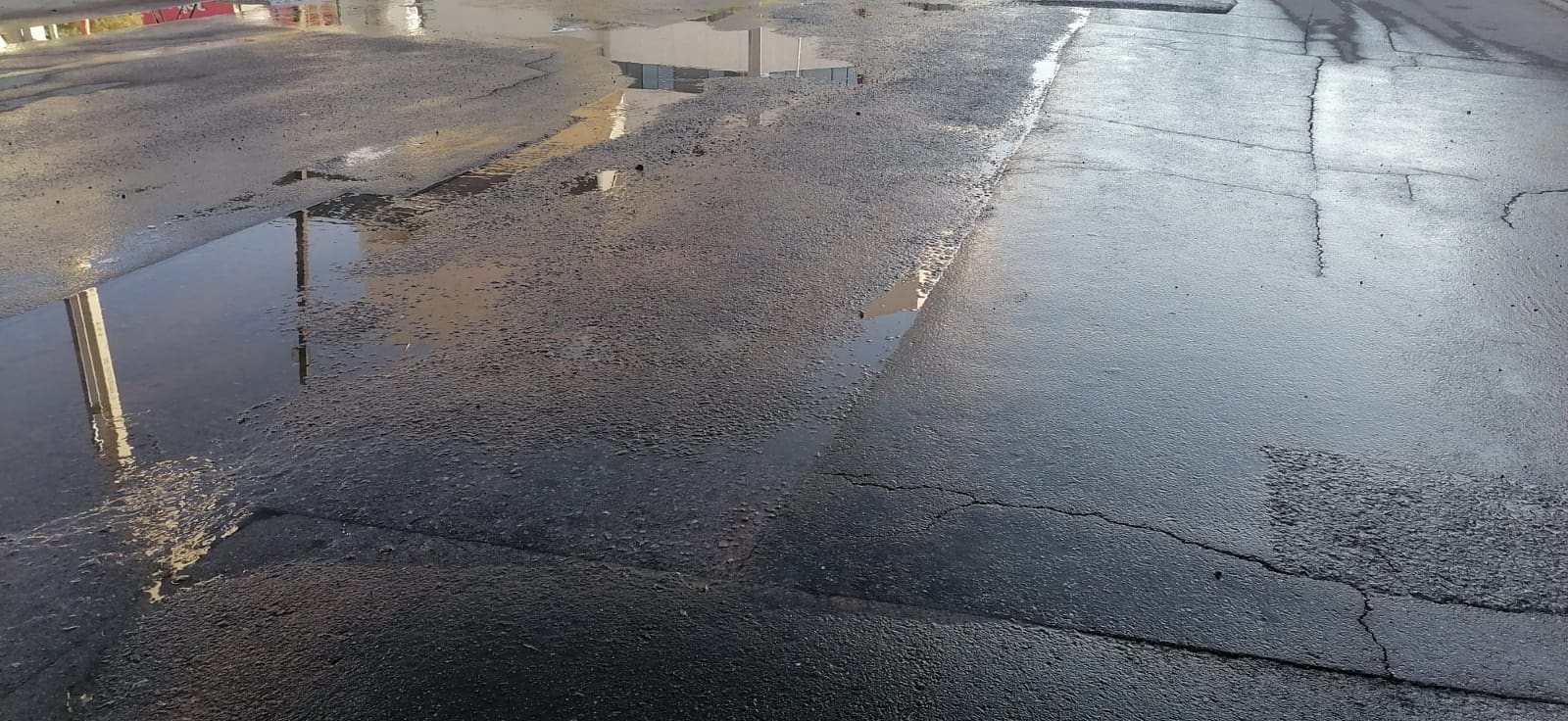 Mega fuga de agua potable en la calle Medicina