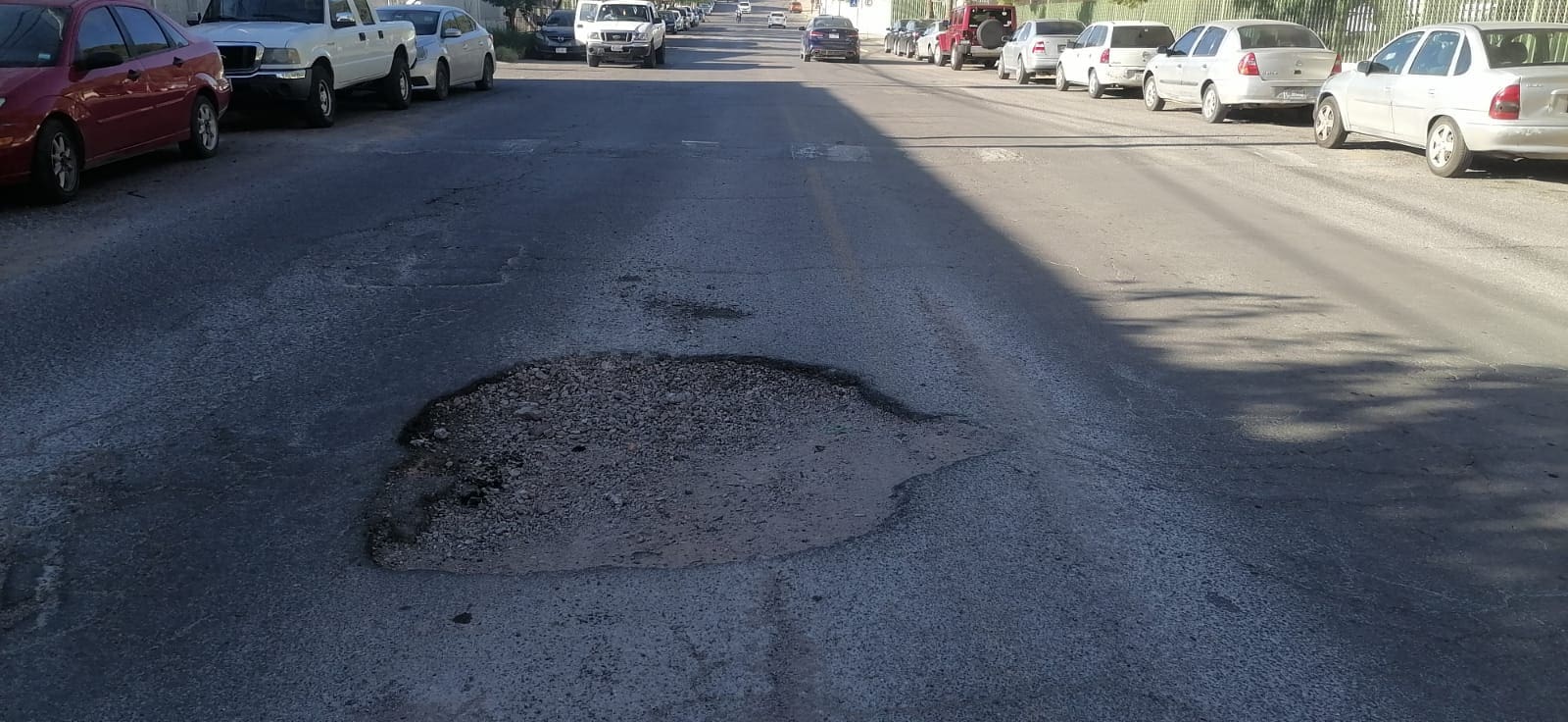 Vecinos reportan “mega bache” frente al taller municipal, sobre la calle Tamborel