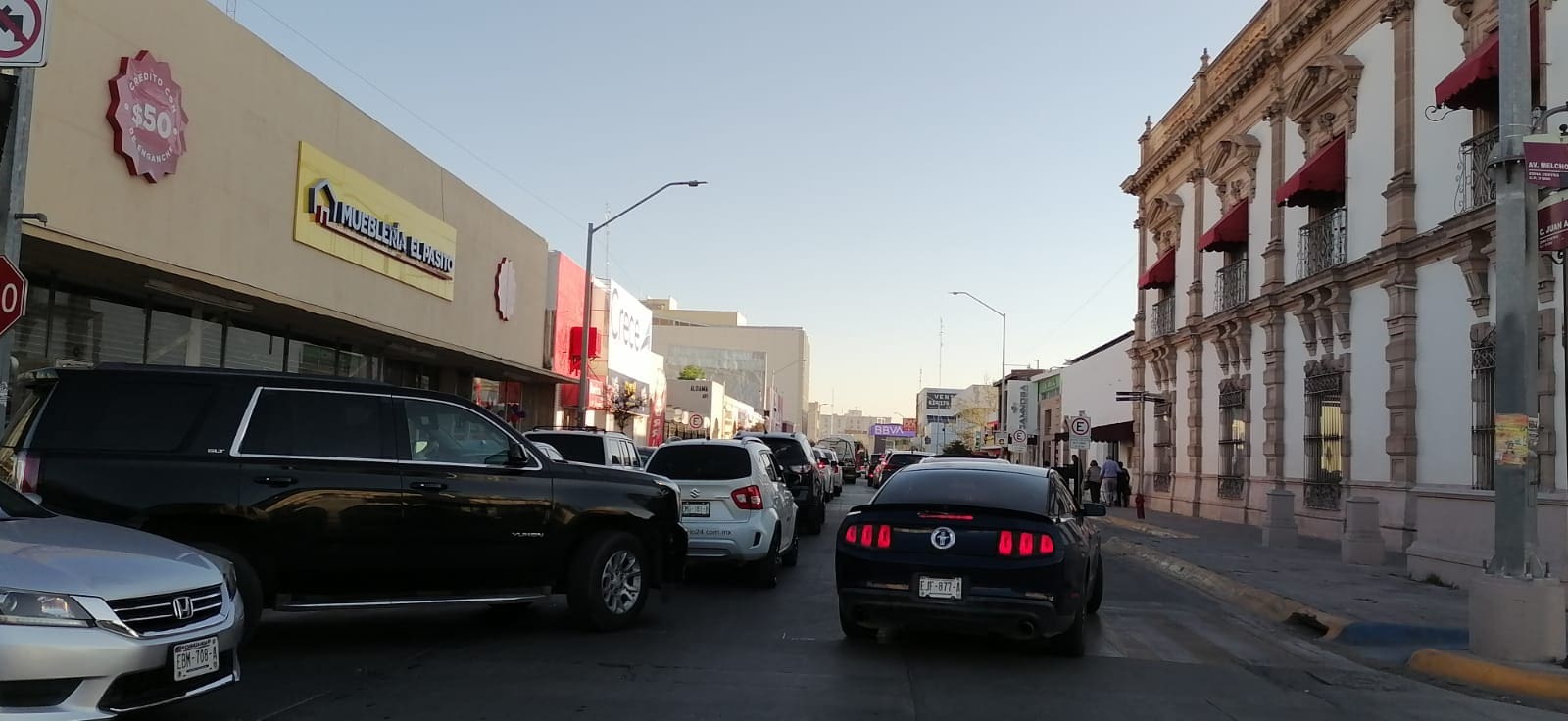 Vehículos estacionados en doble fila generan caos en avenida Ocampo