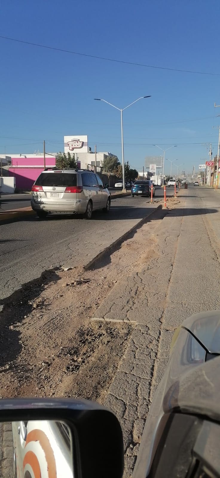 Reportan trabajos prolongados de JMAS en Juan Escutia con daños a vehículos