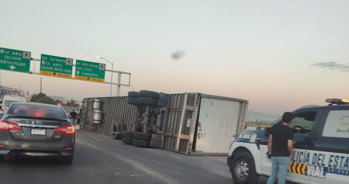 Continúan las labores de retiro del tráiler accidentado en carretera a Aldama