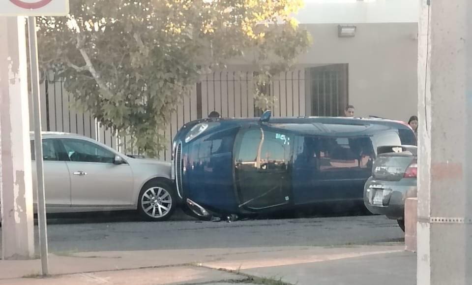 Volcadura de vehículo a una cuadra del SNTE 42 moviliza a vecinos