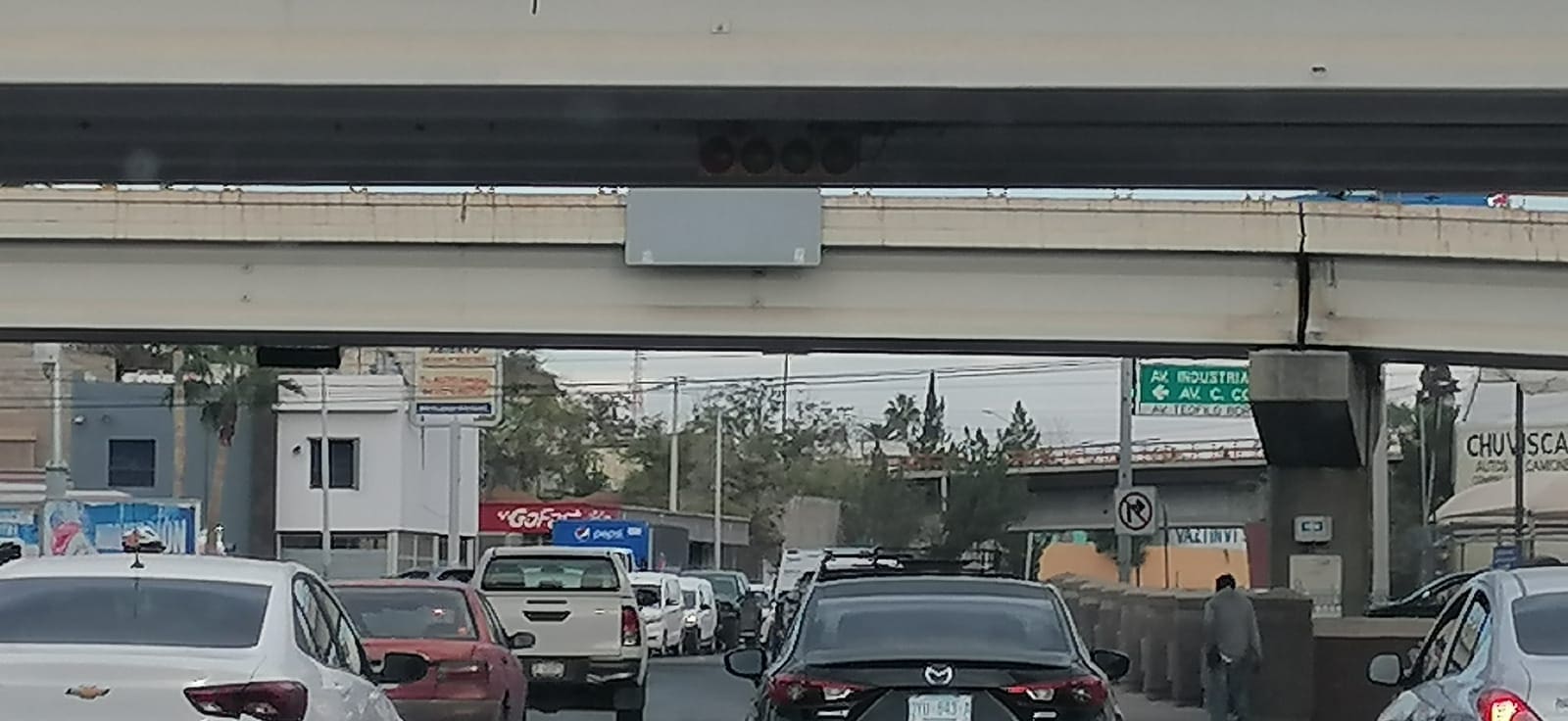 Caos vehicular en Pacheco y Teófilo Borunda por semáforos descompuestos