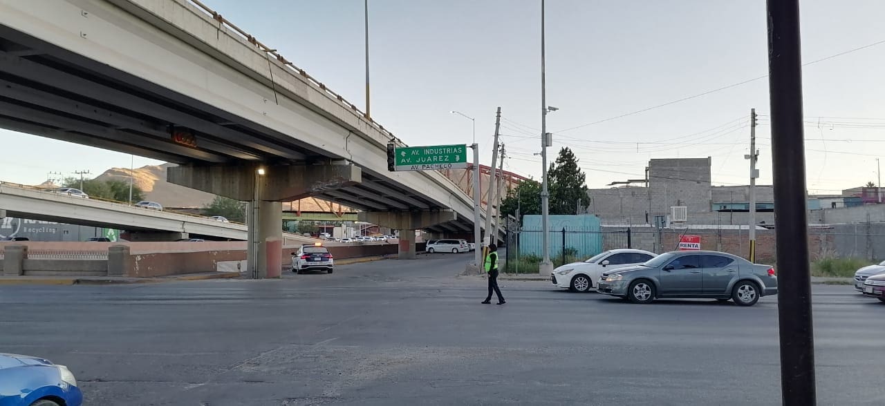 Semáforo en Pacheco y Teófilo Borunda sigue sin funcionar