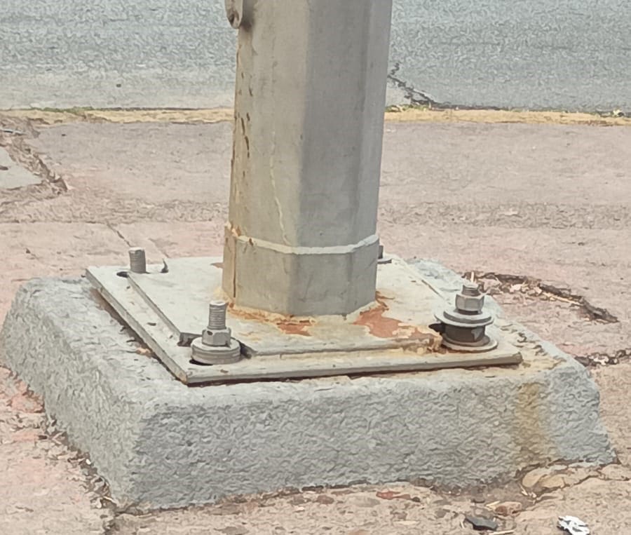 Vecinos reportan luz mercurial en riesgo en avenida Colón y Miguel de Cervantes