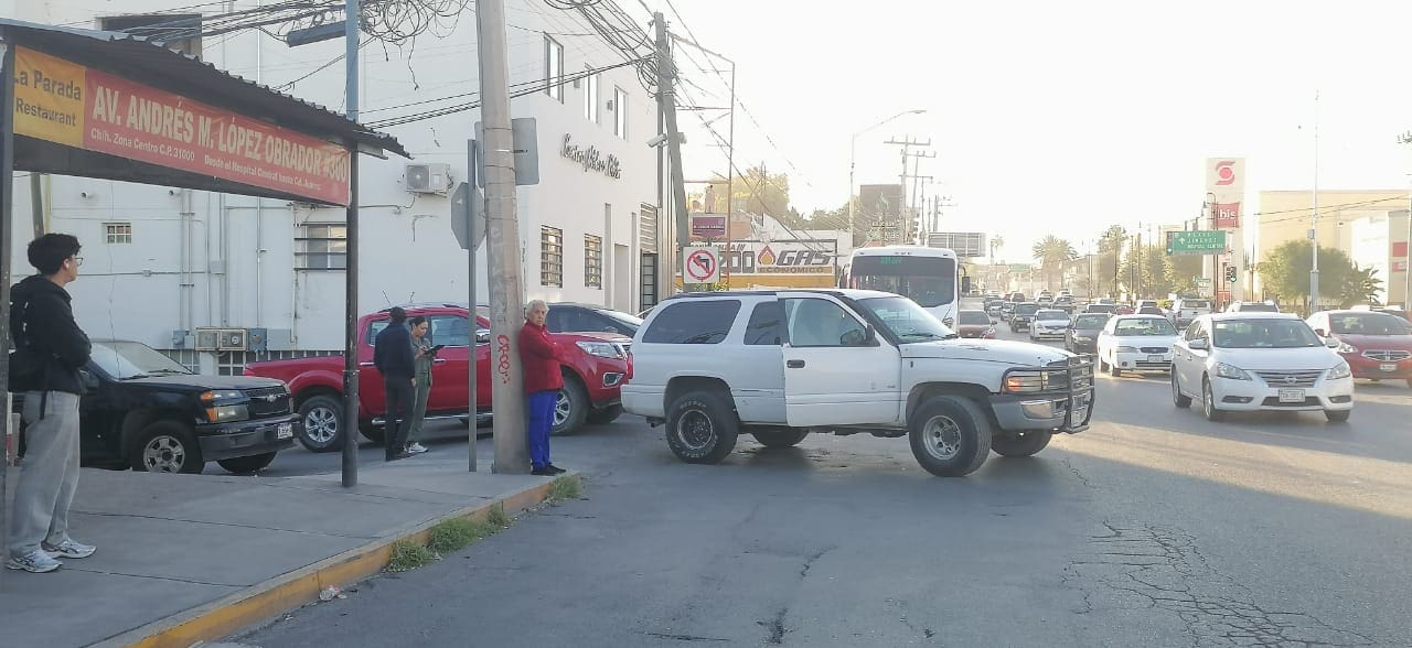 Choque provoca caos vial en el cruce de Jesús García y Avenida Colón