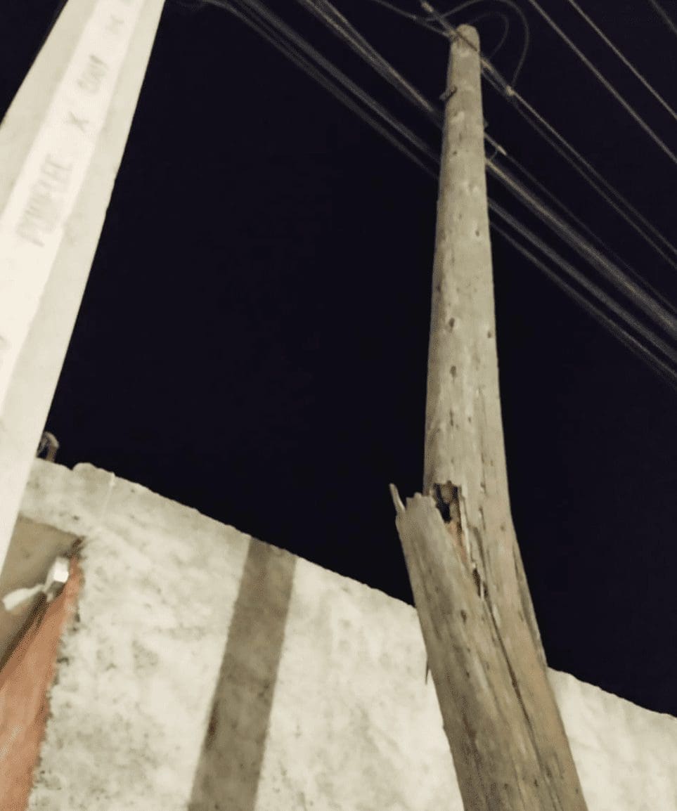 Vecinos denuncian poste de Telmex a punto de caer en Las Quintas