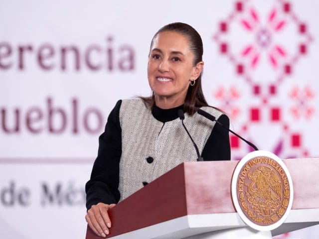 Sheinbaum plantea regular el uso de redes sociales en escuelas para el próximo ciclo escolar