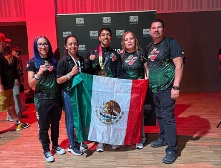 Karlo Ontiveros es tricampeón mundial de la WKU en Alemania